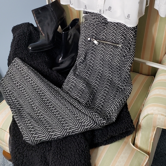Ellos stretch slim leg ankle pants bold blk & white zig-zag pattern zipper dets - Picture 9 of 12